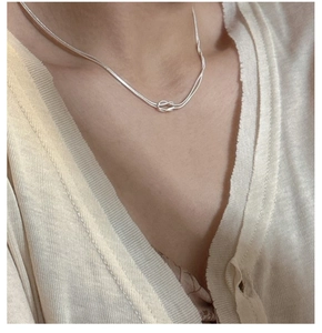 Nahaufnahme der zweilagigen Schlangenkette aus S925 Sterlingsilber mit Knotendetail