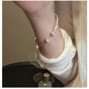 Nahaufnahme des minimalistischen S925 Sterlingsilber-Armreifs mit Doppelperlen-Design