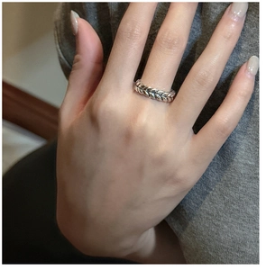 Detailed view of S925 sterling silver ring featuring an intricate wheat ear woven design