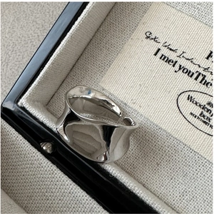 Gros plan d'une bague large ondulée en argent 925 dans son coffret cadeau de luxe