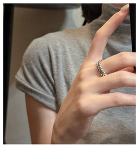 Close-up of S925 sterling silver ring featuring a vintage wheat ear embossed pattern