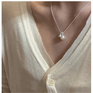 Detail of S925 sterling silver AB chain necklace featuring a white pearl and silver bead