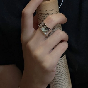 Bague large S925 en argent sterling avec design ondulé et finition miroir polie