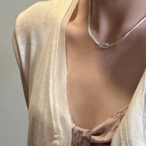 Elegante S925 Sterling Silber Doppelschicht Schlangenkette mit Knoten für Damen am Model
