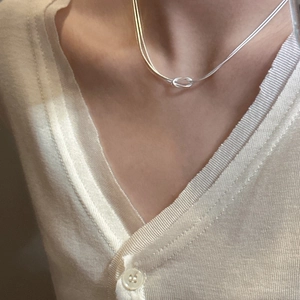 S925 Sterlingsilber doppellagige Schlangenkette mit minimalistischem Knotenanhänger