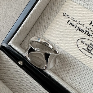 Bague minimaliste en argent sterling S925 avec design ondulé irrégulier et fini poli