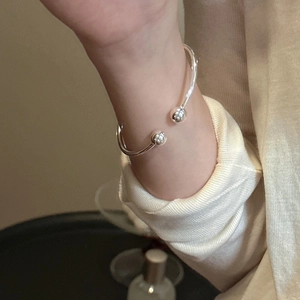 Minimalistischer S925 Sterlingsilber Armreif mit doppelten Kugelenden am Handgelenk