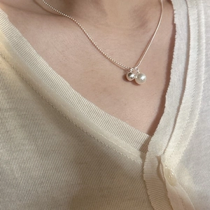 Minimalist S925 silver necklace with shell pearl and silver bead on a delicate chain