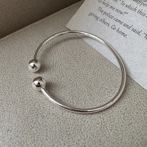Minimalistisches S925 Sterling Silber Armreif mit polierten Metallkugeln und Glanz