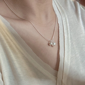 Elegant S925 sterling silver AB chain necklace featuring a polished bead and white pearl