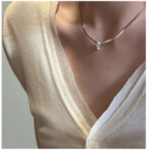 Détail du collier chaîne serpent en argent sterling S925 avec pendentif en zircone