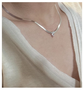 Détail du collier chaîne serpent en argent avec pendentif zircon sur mannequin