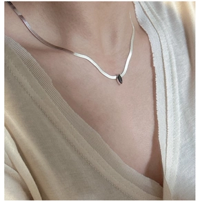 Détail du collier en argent S925 avec un zircon marquise noir sur une chaîne serpent