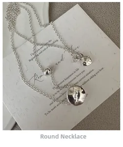 Nahaufnahme der S925 Sterlingsilber Kette mit graviertem Rundanhänger und Münzelement