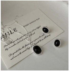 Detailansicht S925 Silber Vintage Schmuckset mit schwarzen ovalen Edelsteinen und Kordelrand