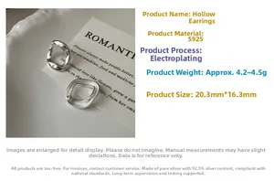 Gros plan de boucles d'oreilles géométriques creuses en argent S925 avec finition polie