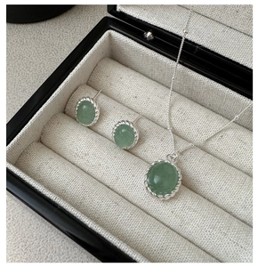 Detailansicht des S925 Sterling Silber Sets mit Halskette, Ohrringen und grünem Naturstein