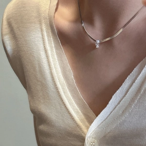 Collier chaîne serpent en argent S925 avec pendentif solitaire en zircone porté