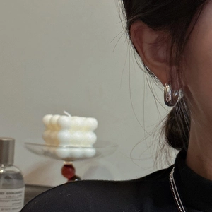 Minimalist S925 sterling silver chunky hoop earrings with high polish finish for women