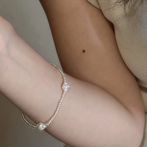 Bracelet minimaliste en argent S925 perlé avec perles baroques porté au poignet