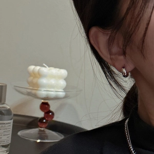 Minimalist S925 sterling silver hoop earrings worn by model in a stylish setting