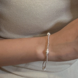 Détail du bracelet élastique en argent S925 perlé avec billes texturées sur du tricot