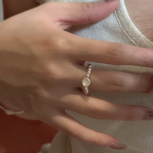 Minimalist S925 silver beaded ring with natural baroque pearl on a model's finger