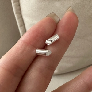 Nahaufnahme minimalistischer S925 Sterlingsilber Ohrstecker in der Hand präsentiert