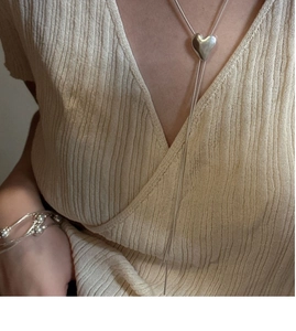 Collana con ciondolo a cuore in argento S925 lucido e bracciale di perline su modella