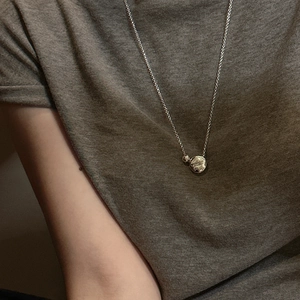 Minimalistische S925 Silberkette mit graviertem Rundanhänger, von einem Model getragen