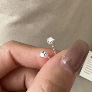 Detailansicht der geometrischen S925 Sterlingsilber Ohrstecker in moderner Facettenform