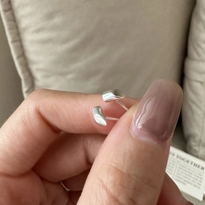 Makroaufnahme minimalistischer S925 Sterling Silber Ohrstecker mit polierter Bohnenform