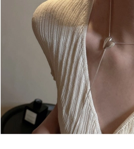 Dettaglio del ciondolo a cuore in argento sterling 925 su una fine catena a serpente
