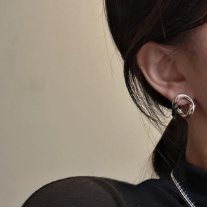 Boucles d'oreilles créoles irrégulières en argent sterling S925 portées par un mannequin