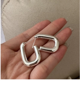 Makro-Detail von hohlen U-förmigen S925 Sterlingsilber-Ohrringen mit Glanzfinish