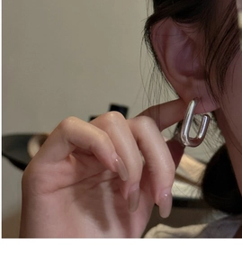 Detailansicht minimalistischer S925 Sterling Silber Creolen in U-Form getragen am Ohr