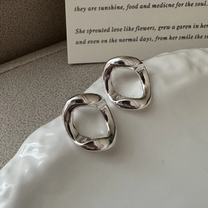 Boucles d'oreilles créoles S925 en argent sterling avec finition en métal liquide poli