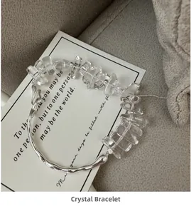 Détail du bracelet en argent S925 avec cristaux clairs et barre métallique ondulée