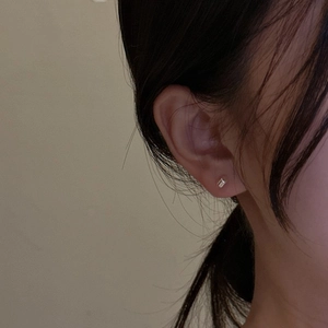 Nahaufnahme von minimalistischen S925 Sterling Silber Ohrsteckern am Ohrläppchen