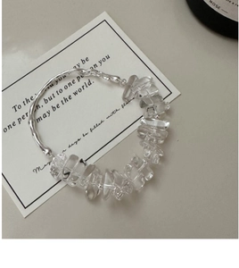 Vue détaillée du bracelet en argent S925 avec cristal blanc irrégulier et métal texturé