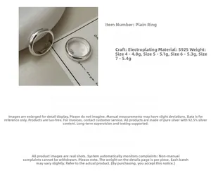Détail macro d'une bague simple en argent sterling S925 montrant l'épaisseur et le fini