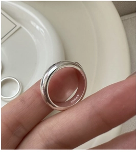 Gros plan du poinçon S925 sur l'anneau intérieur en argent sterling et surface polie
