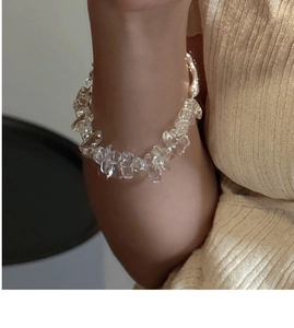 Gros plan détaillé du bracelet en argent S925 avec perles de cristal blanc irrégulières au poignet