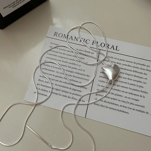 Collana con Ciondolo a Cuore in Argento Sterling 925 per Donna Minimalista Coreana Catena a Serpente Opaca Collana Lunga da Maglione
