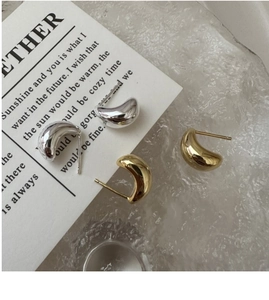 Polished S925 sterling silver bean-shaped stud earrings in silver and gold finishes