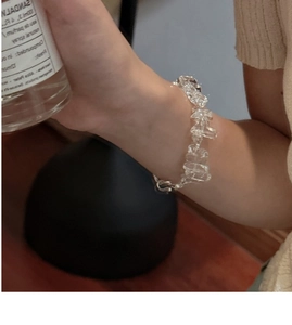 Détail d'un bracelet en argent S925 avec pierres de cristal blanc naturel sur le poignet