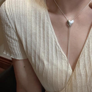 Collana lariat in argento S925 con pendente a cuore regolabile e finitura opaca da donna