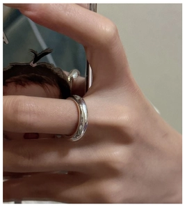Vue détaillée d'une bague anneau bombé en argent S925 poli portée sur un doigt