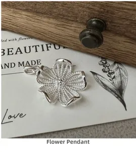 Détail du pendentif fleur en argent S925 avec une texture brossée de style vintage