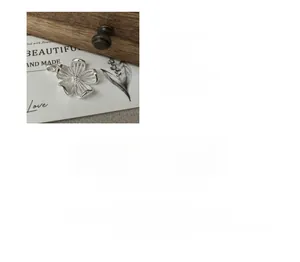 Vue détaillée d'un pendentif fleur 21,6mm en argent S925 avec spécifications